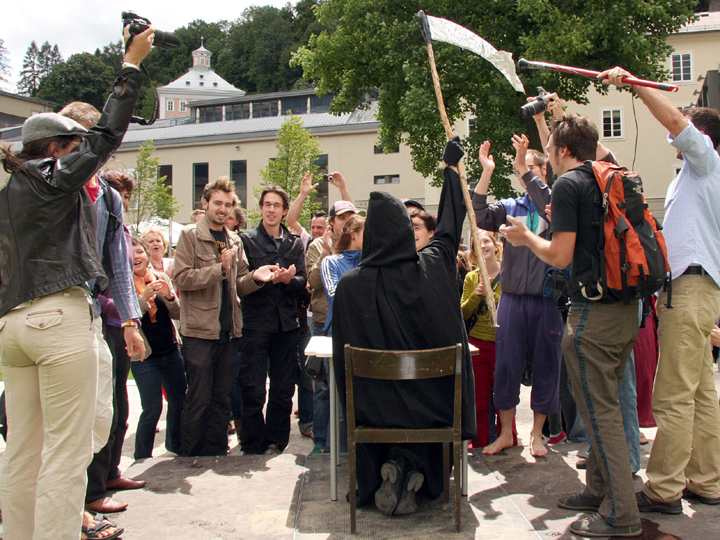 flashmob_salzburgerfestspiele_01 Flashmob bei Salzburger Festspielen "Tod der Jugendkultur"